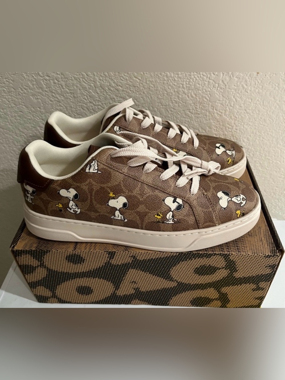 NIB Coach X Peanuts women
Sneaker Signature Canvas
Snoopy print